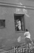 16.09.1974, Warszawa, Polska.
Kobieta myjąca okno.
Fot. Jarosław Tarań, zbiory Ośrodka KARTA [74-136]
 

