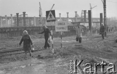 8.10.1974, Warszawa, Polska.
 Budowa Dworca Centralnego, przejście przez torowisko, napis ostrzegawczy 