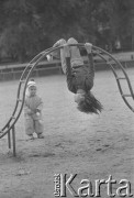 8.10.1974, Warszawa, Polska.
Plac zabaw, bawiące się dzieci.
Fot. Jarosław Tarań, zbiory Ośrodka KARTA [74-134]
 
