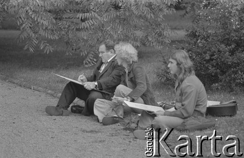 8.10.1974, Warszawa, Polska.
 Park Ujazdowski, uczniowie na plenerowych zajęciach z rysunku.
 Fot. Jarosław Tarań, zbiory Ośrodka KARTA [74-134]
   
