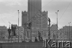 Grudzień 1974, Warszawa, Polska.
Montaż świątecznego oświetlenia, w tle Pałac Kultury i Nauki.
Fot. Jarosław Tarań, zbiory Ośrodka KARTA [74-132]
 
