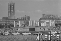 1.09.1974, Warszawa, Polska.
 Dekoracje - plakaty propagandowe na Placu Defilad, w tle Domy Towarowe Centrum.
 Fot. Jarosław Tarań, zbiory Ośrodka KARTA [74-131]
   
