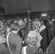 4.10.1974, Warszawa, Polska.
 Uniwersytet Warszawski, immatrykulacja roku akademickiego z udziełem Piotra Jaroszewicza.
 Fot. Jarosław Tarań, zbiory Ośrodka KARTA [74-139]
   

