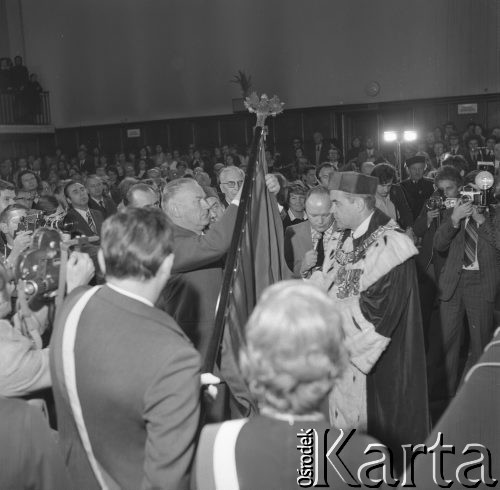 4.10.1974, Warszawa, Polska.
 Uniwersytet Warszawski, immatrykulacja roku akademickiego z udziełem Piotra Jaroszewicza.
 Fot. Jarosław Tarań, zbiory Ośrodka KARTA [74-139]
   
