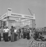 24.07.1974, Warszawa, Polska.
Budowa Dworca Centralnego, pasażerowie przed rozkładem jazdy.
Fot. Jarosław Tarań, zbiory Ośrodka KARTA [74-159]
 
