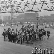 12.10.1974, Warszawa, Polska.
 Wycieczka zmierzająca do Pałacu Kultury i Nauki, w tle ulica Marszałkowska i Domy Towarowe Centrum.
 Fot. Jarosław Tarań, zbiory Ośrodka KARTA [74-160]
   
