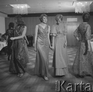 25.11.1974, Warszawa, Polska.
Pokaz mody, propozycje na rok 1975.
Fot. Jarosław Tarań, zbiory Ośrodka KARTA [74-174]
 
