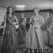 25.11.1974, Warszawa, Polska.
Pokaz mody, propozycje na rok 1975.
Fot. Jarosław Tarań, zbiory Ośrodka KARTA [74-174]
 
