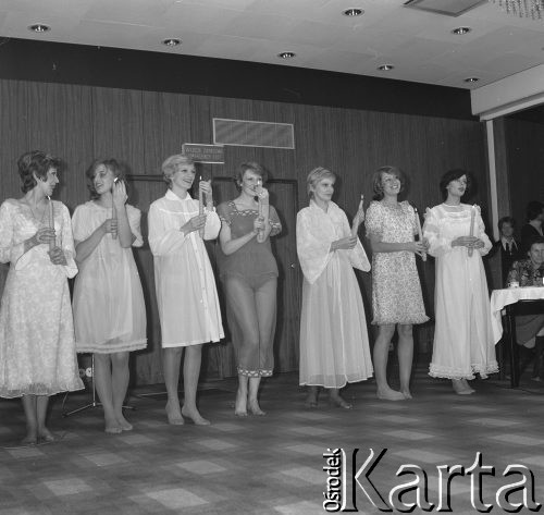 25.11.1974, Warszawa, Polska.
Pokaz mody, propozycje na rok 1975 - nocne koszule.
Fot. Jarosław Tarań, zbiory Ośrodka KARTA [74-175]
 
