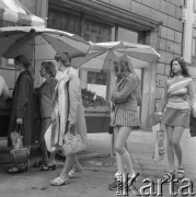 20.06.1974, Warszawa, Polska.
Warszawska ulica, dziewczyny w mini spódniczkach.
Fot. Jarosław Tarań, zbiory Ośrodka KARTA [74-127]
 
