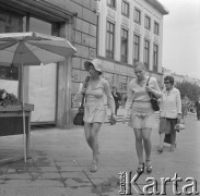 20.06.1974, Warszawa, Polska.
Warszawska ulica, dziewczyny w mini spódniczkach.
Fot. Jarosław Tarań, zbiory Ośrodka KARTA [74-127]
 
