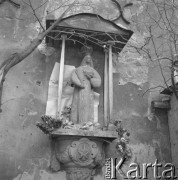 6.03.1974, Warszawa, Polska.
Podwórkowa kapliczka.
Fot. Jarosław Tarań, zbiory Ośrodka KARTA [74-165]
 
