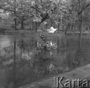 28.10.1974, Warszawa, Polska.
 Ogród Saski jesienią, kobieta z dzieckiem w wózku.
 Fot. Jarosław Tarań, zbiory Ośrodka KARTA [74-135]
   
