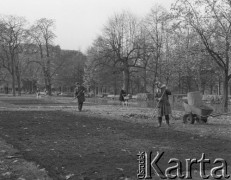 28.10.1974, Warszawa, Polska.
Ogród Saski jesienią, grabienie liści.
Fot. Jarosław Tarań, zbiory Ośrodka KARTA [74-135]
 
