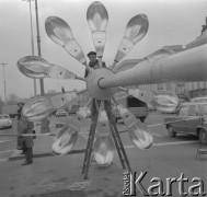 20.11.1974, Warszawa, Polska.
Plac Dzierżyńskiego, nowe oświetlenie.
Fot. Jarosław Tarań, zbiory Ośrodka KARTA [74-178]
 
