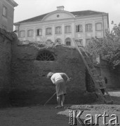 24.07.1974, Warszawa, Polska.
 Fragmenty dawnego muru i baszty na skarpie Wiślanej przy Uniwersytecie Warszawskim.
 Fot. Jarosław Tarań, zbiory Ośrodka KARTA [74-192]
   
