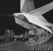 5.10.1974, Warszawa, Polska.
 Port Lotniczy Okęcie, godzina 1 w nocy, rozładunek samolotu.
 Fot. Jarosław Tarań, zbiory Ośrodka KARTA [74-183]
   
