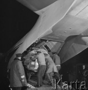 5.10.1974, Warszawa, Polska.
 Port Lotniczy Okęcie, godzina 1 w nocy, rozładunek samolotu.
 Fot. Jarosław Tarań, zbiory Ośrodka KARTA [74-183]
   

