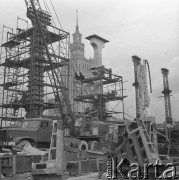 Czerwiec 1974, Warszawa, Polska.
 Budowa estakady przy Dworcu Centralnym, w tle Pałac Kultury i Nauki.
 Fot. Jarosław Tarań, zbiory Ośrodka KARTA [74-145]
   
