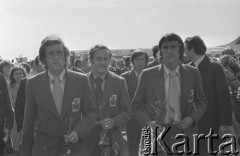 9.07.1974, Warszawa - Okęcie, Polska.
 Powitanie piłkarzy wracających do kraju po zajęciu trzeciego miejsca i zdobyciu srebrnego medalu na Mistrzostwach Świata, w środku idzie Grzegorz Lato.
 Fot. Jarosław Tarań, zbiory Ośrodka KARTA [74-188]
   

