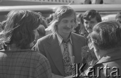 9.07.1974, Warszawa - Okęcie, Polska.
 Powitanie piłkarzy wracających do kraju po zajęciu trzeciego miejsca i zdobyciu srebrnego medalu na Mistrzostwach Świata, Andrzej Szarmach.
 Fot. Jarosław Tarań, zbiory Ośrodka KARTA [74-188]
   
