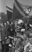 9.07.1974, Warszawa - Okęcie, Polska.
 Powitanie piłkarzy wracających do kraju po zajęciu trzeciego miejsca i zdobyciu srebrnego medalu na Mistrzostwach Świata, kibice.
 Fot. Jarosław Tarań, zbiory Ośrodka KARTA [74-188]
   
