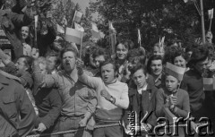 9.07.1974, Warszawa - Okęcie, Polska.
 Powitanie piłkarzy wracających do kraju po zajęciu trzeciego miejsca i zdobyciu srebrnego medalu na Mistrzostwach Świata, kibice.
 Fot. Jarosław Tarań, zbiory Ośrodka KARTA [74-188]
   
