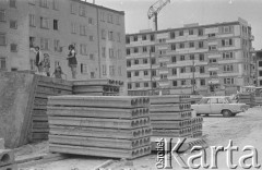 24.06.1974, Wołomin, Polska
Nowe osiedle mieszkaniowe, dzieci bawiące się na placu budowy.
Fot. Jarosław Tarań, zbiory Ośrodka KARTA [74-184]
 
