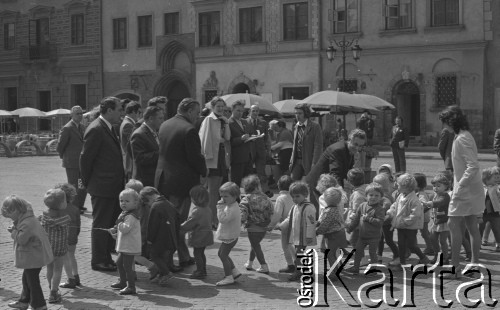 14.05.1974, Warszawa, Polska.
Rynek Starego Miasta, grupa najmłodszych przedszkolaków.
Fot. Jarosław Tarań, zbiory Ośrodka KARTA [74-249]
 
