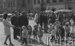 14.05.1974, Warszawa, Polska.
Rynek Starego Miasta, grupa najmłodszych przedszkolaków.
Fot. Jarosław Tarań, zbiory Ośrodka KARTA [74-249]
 
