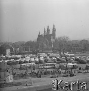 10.04.1974, Kielce, Polska
Dworzec autobusowy, w tle kościół.
Fot. Jarosław Tarań, zbiory Ośrodka KARTA [74-240]
 
