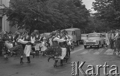 24.06.1974, Płock, Polska
Festiwal Zespołów Regionalnych.
Fot. Jarosław Tarań, zbiory Ośrodka KARTA [74-168]
 
