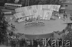 24.06.1974, Płock, Polska
Festiwal Zespołów Regionalnych, występy na scenie.
Fot. Jarosław Tarań, zbiory Ośrodka KARTA [74-190]
 
