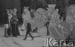 24.06.1974, Płock, Polska
Festiwal Zespołów Regionalnych, koguty - dekoracje.
Fot. Jarosław Tarań, zbiory Ośrodka KARTA [74-190]
 
