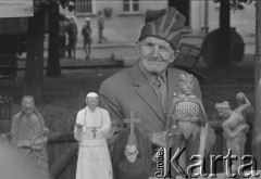 24.06.1974, Płock, Polska
Festiwal Zespołów Regionalnych, rzeźbiarz ludowy i jego dzieła.
Fot. Jarosław Tarań, zbiory Ośrodka KARTA [74-168]
 
