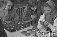 24.06.1974, Płock, Polska
Festiwal Zespołów Regionalnych, kobieta robiąca kwiaty na szydełku.
Fot. Jarosław Tarań, zbiory Ośrodka KARTA [74-168]
 
