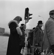7.02.1974, Warszawa, Polska.
Osiedle Chomiczówka, przejście dla pieszych.
Fot. Jarosław Tarań, zbiory Ośrodka KARTA [74-245]
 
