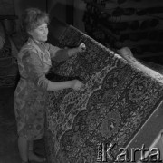23.02.1974, Łódź, Polska
Pracownica Fabryki Dywanów.
Fot. Jarosław Tarań, zbiory Ośrodka KARTA [74-252]
 
