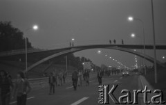19.07.1974, Warszawa, Polska.
Otwarcie Trasy Łazienkowskiej, spacer nocą.
Fot. Jarosław Tarań, zbiory Ośrodka KARTA [74-209]
 

