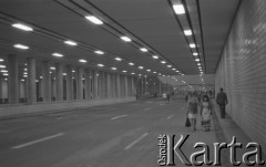 19.07.1974, Warszawa, Polska.
Otwarcie Trasy Łazienkowskiej, spacer oświetlonym tunelem.
Fot. Jarosław Tarań, zbiory Ośrodka KARTA [74-209]
 
