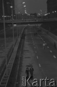 19.07.1974, Warszawa, Polska.
Otwarcie Trasy Łazienkowskiej, spacer nocą.
Fot. Jarosław Tarań, zbiory Ośrodka KARTA [74-209]
 
