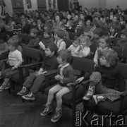 30.01.1974, Warszawa, Polska.
Teatr lalkowy, dzieci na widowni.
Fot. Jarosław Tarań, zbiory Ośrodka KARTA [74-251]
 
