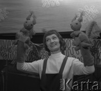 30.01.1974, Warszawa, Polska.
Teatr lalkowy, aktorka z kukiełkami.
Fot. Jarosław Tarań, zbiory Ośrodka KARTA [74-251]
 
