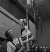 30.01.1974, Warszawa, Polska.
Teatr lalkowy, aktorka z lalką.
Fot. Jarosław Tarań, zbiory Ośrodka KARTA [74-251]
 
