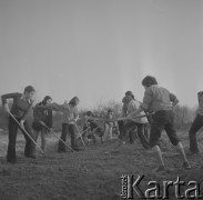 Marzec 1974, Warszawa - Mokotów, Polska.
Prace społeczne na Polach Mokotowskich.
Fot. Jarosław Tarań, zbiory Ośrodka KARTA [74-229]
 
