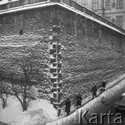 Grudzień 1974, Warszawa, Polska.
Ulica Tamka, ośnieżone mury pałacu Ostrogskich.
Fot. Jarosław Tarań, zbiory Ośrodka KARTA [74-232]
 
