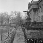 15.02.1974, Warszawa, Polska.
Staw w Łazienkach skuty lodem.
Fot. Jarosław Tarań, zbiory Ośrodka KARTA [74-207]
 
