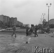 9.06.1974, Warszawa, Polska.
Kładka saperska na ulicy Emilii Plater, przygotowania do budowy Dworca Centralnego.
Fot. Jarosław Tarań, zbiory Ośrodka KARTA [74-230]
 
