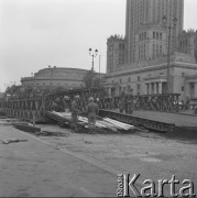 9.06.1974, Warszawa, Polska.
Kładka saperska na ulicy Emilii Plater, przygotowania do budowy Dworca Centralnego.
Fot. Jarosław Tarań, zbiory Ośrodka KARTA [74-230]
 
