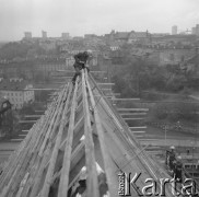 22.04.1974, Warszawa, Polska.
Odbudowa Zamku Królewskiego, krycie dachu.
Fot. Jarosław Tarań, zbiory Ośrodka KARTA [74-201]
 
